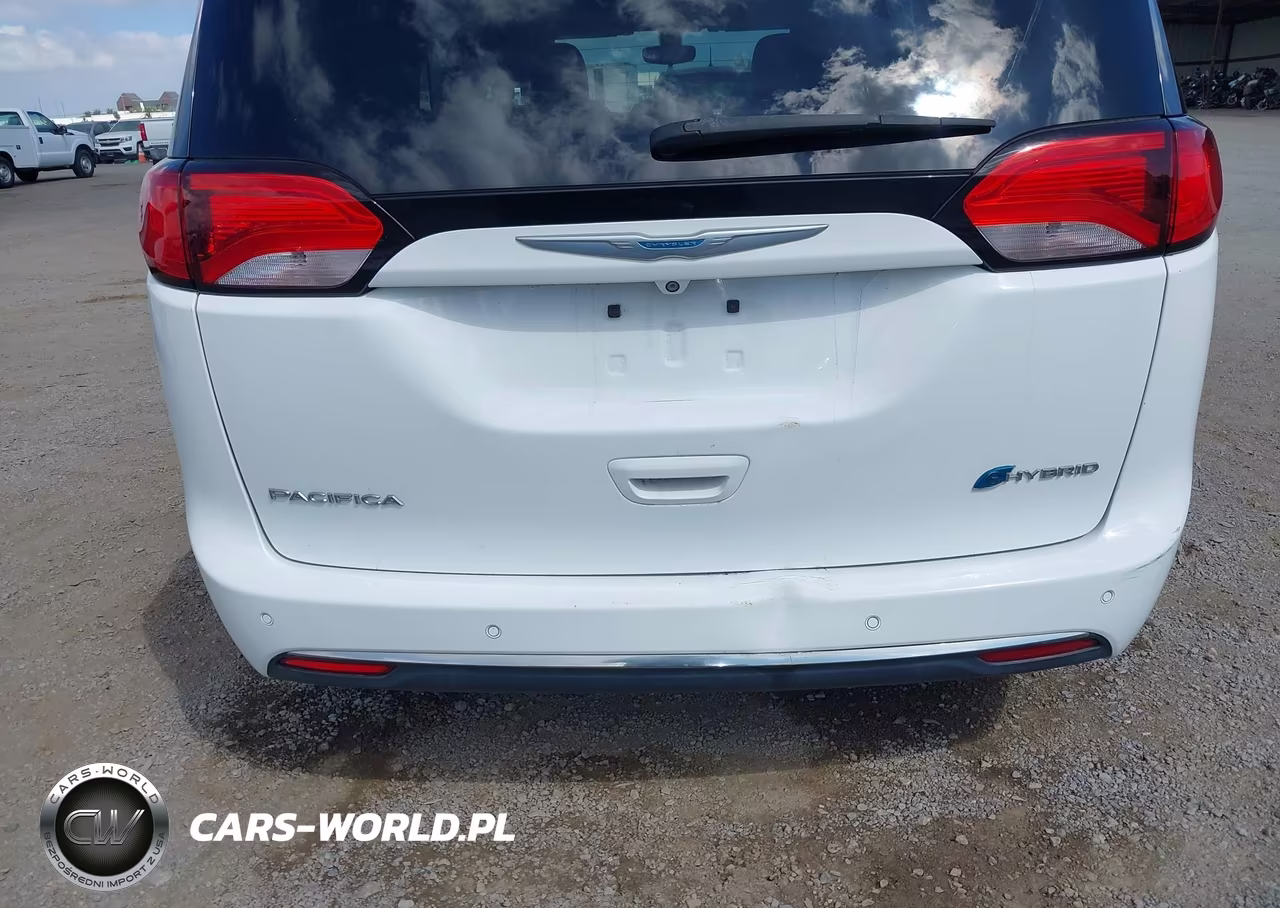 2018 Chrysler Pacifica Hybrid Touring Plus VIN:2C4RC1H7XJR332959 - 6