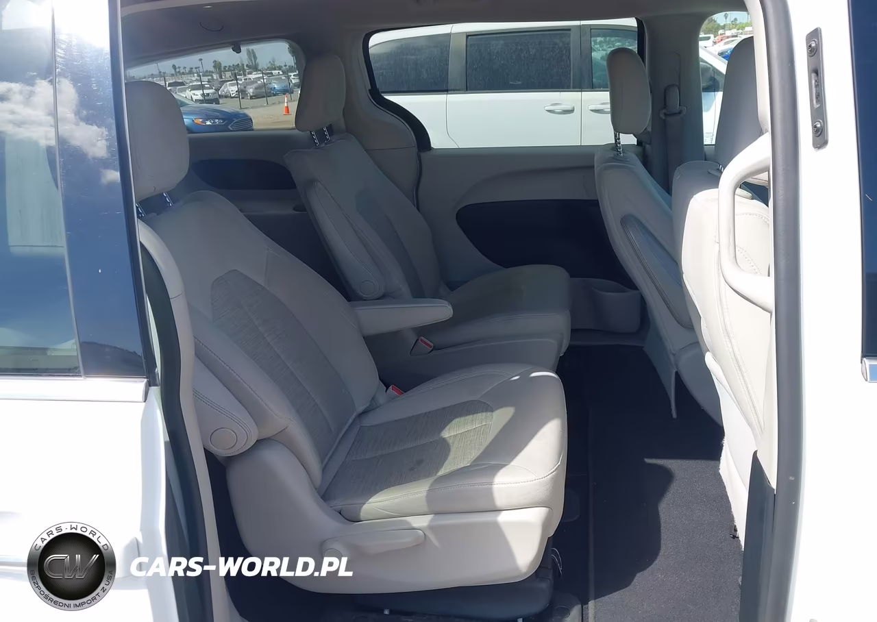 2018 Chrysler Pacifica Hybrid Touring Plus VIN:2C4RC1H7XJR332959 - 8