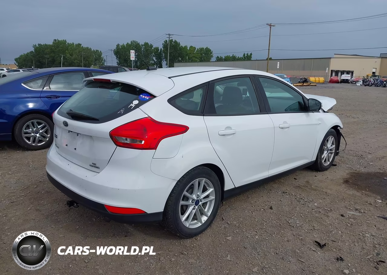 2015 Ford Focus Se VIN:1FADP3K25FL301387 - 4