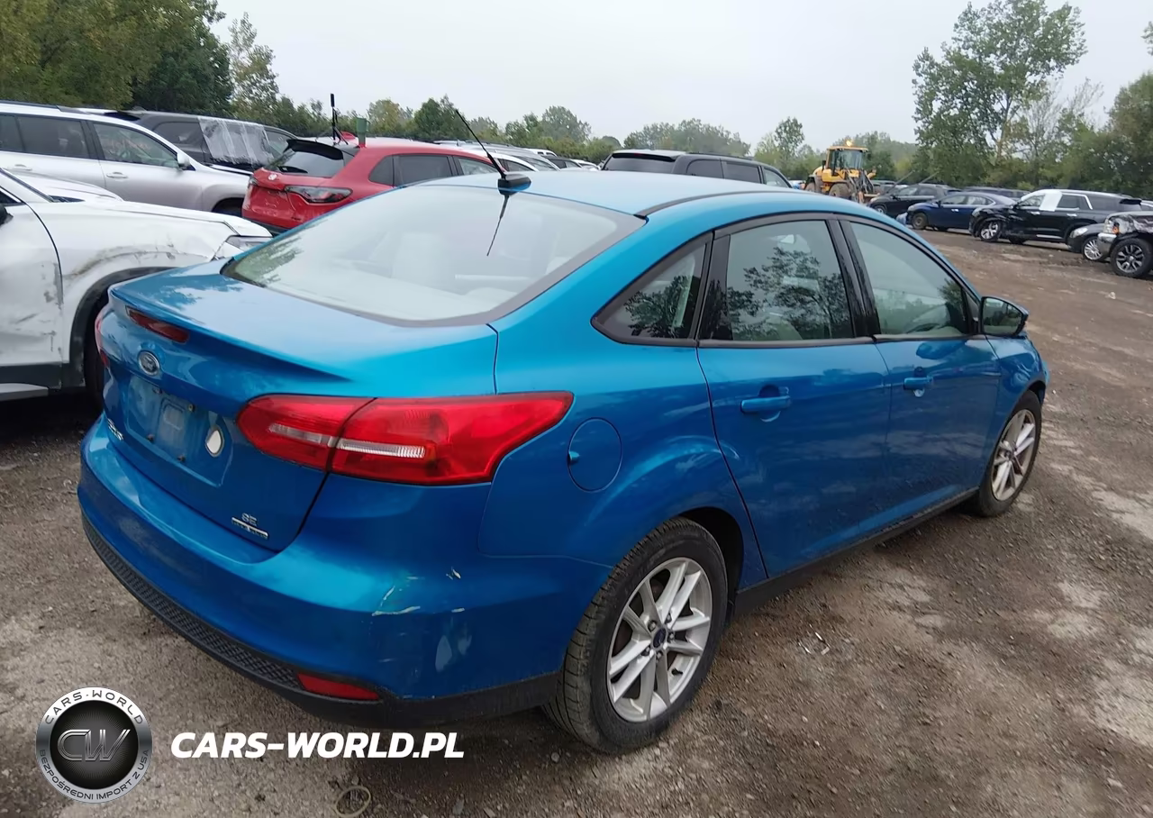 2015 Ford Focus Se VIN:1FADP3F21FL313076 - 4