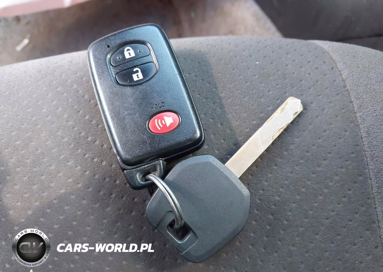 2015 Toyota Prius Two VIN:JTDKN3DU7F1875314 - 11