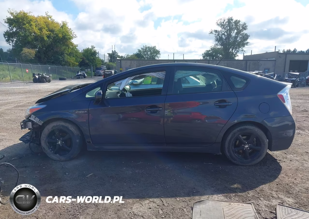2015 Toyota Prius Two VIN:JTDKN3DU7F1875314 - 15