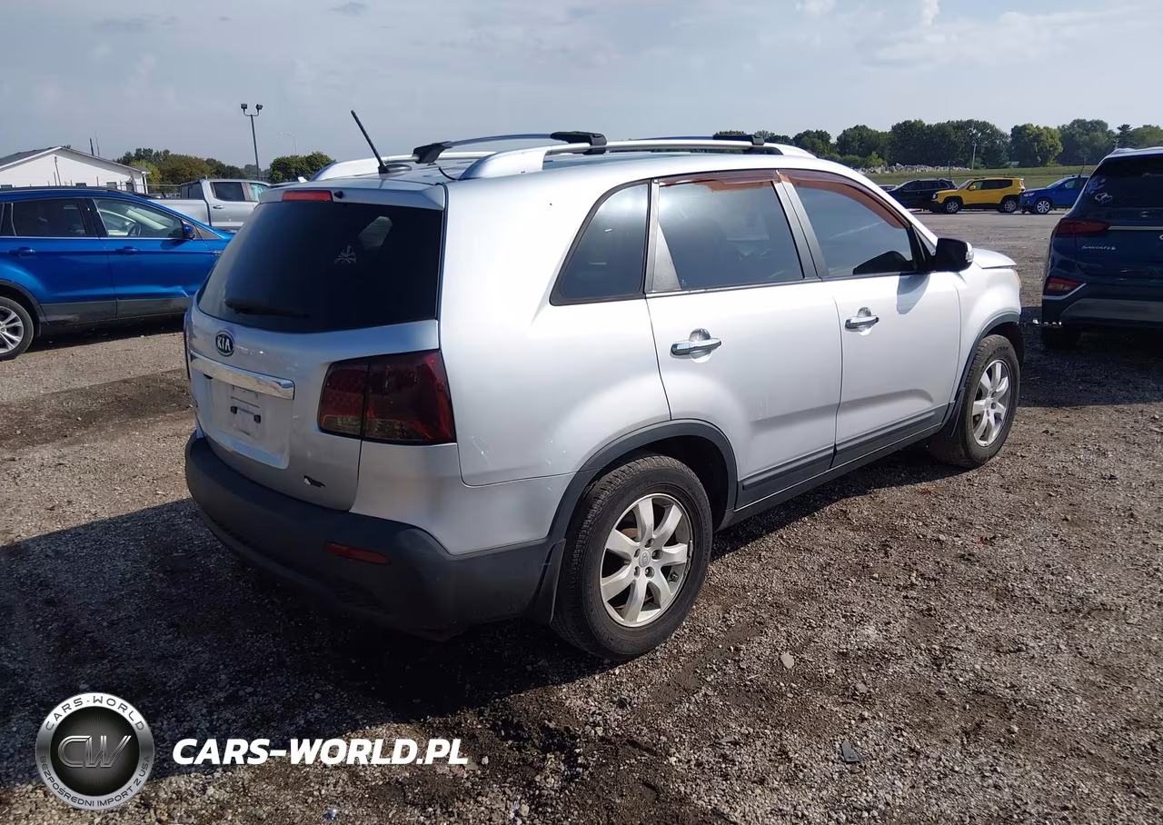 2011 Kia Sorento Lx VIN:5XYKT3A12BG008915 - 4