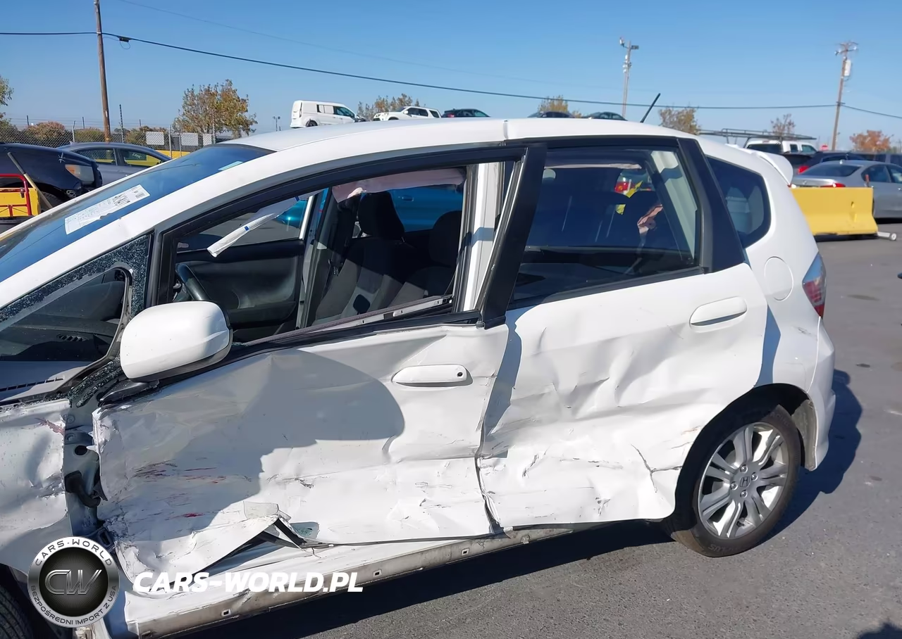 2011 Honda Fit Sport VIN:JHMGE8H50BC012129 - 13