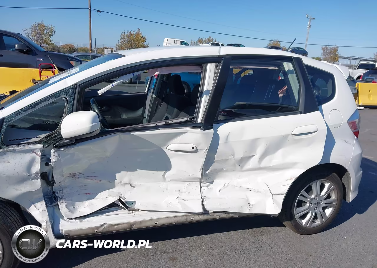 2011 Honda Fit Sport VIN:JHMGE8H50BC012129 - 16