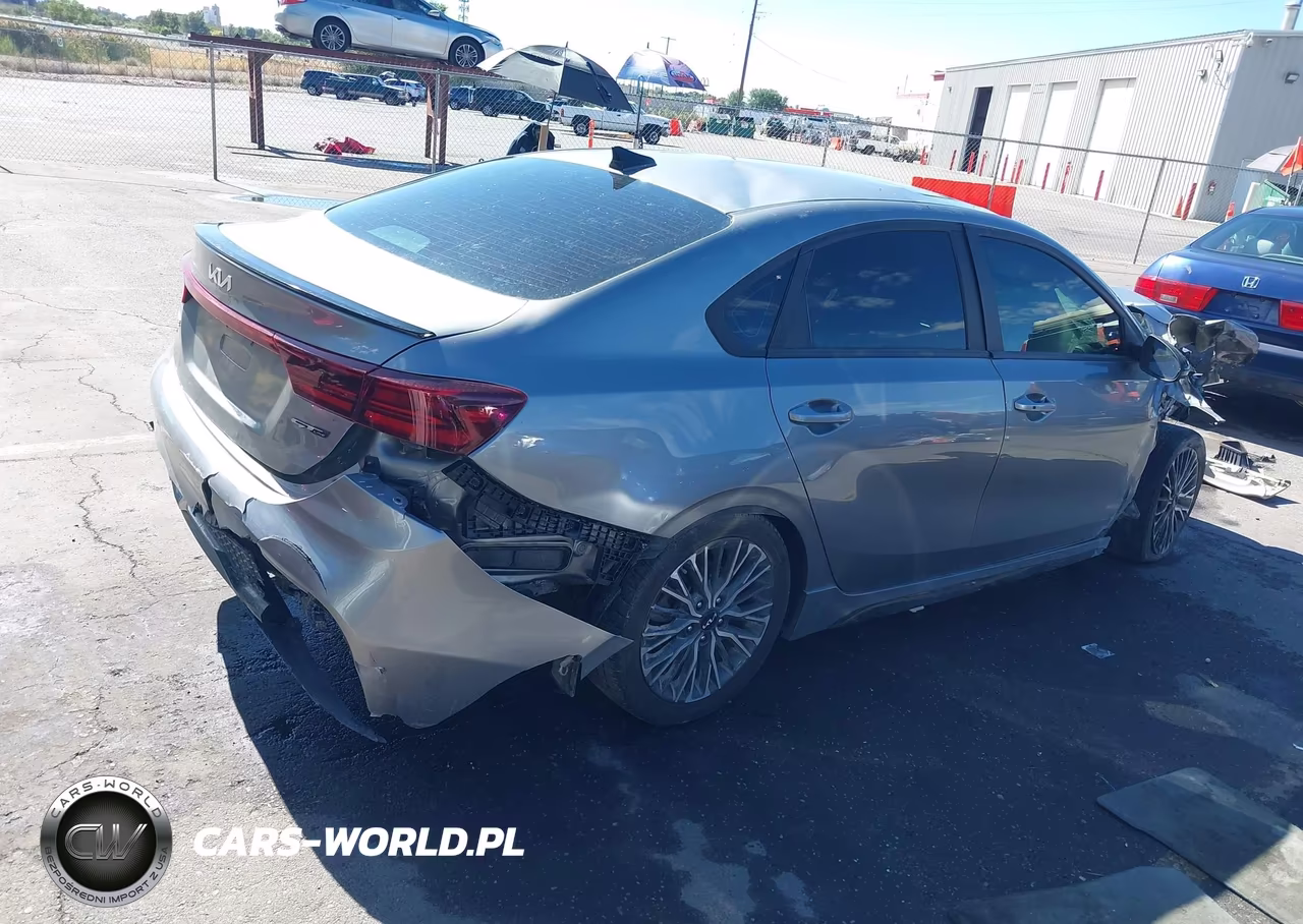 2022 Kia Forte Gt-Line VIN:3KPF54AD8NE435559 - 4