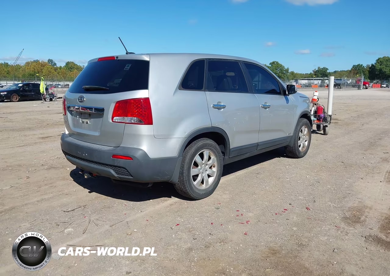 2011 Kia Sorento Lx VIN:5XYKTCA12BG137768 - 4