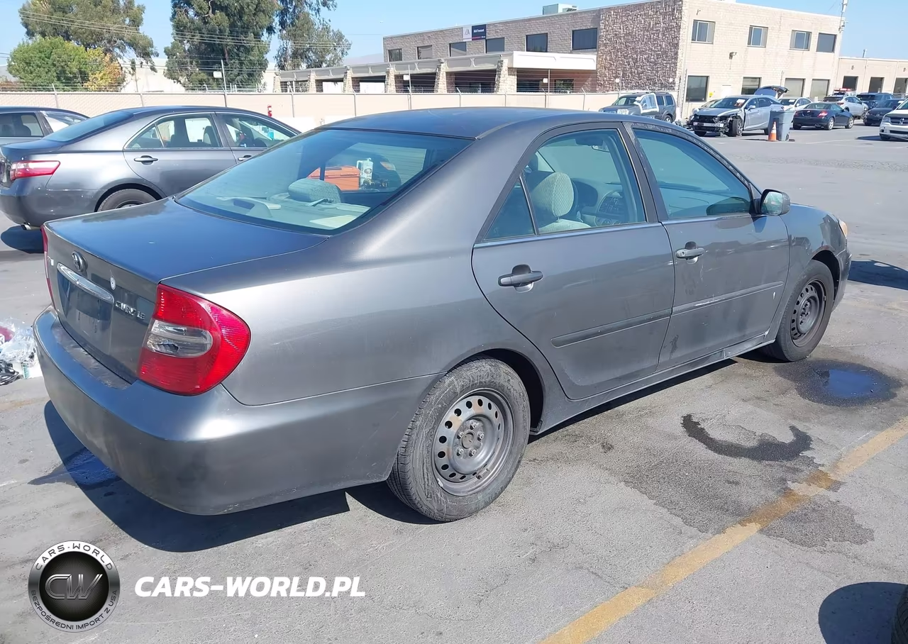 2002 Toyota Camry Le VIN:JTDBE30K920130990 - 4