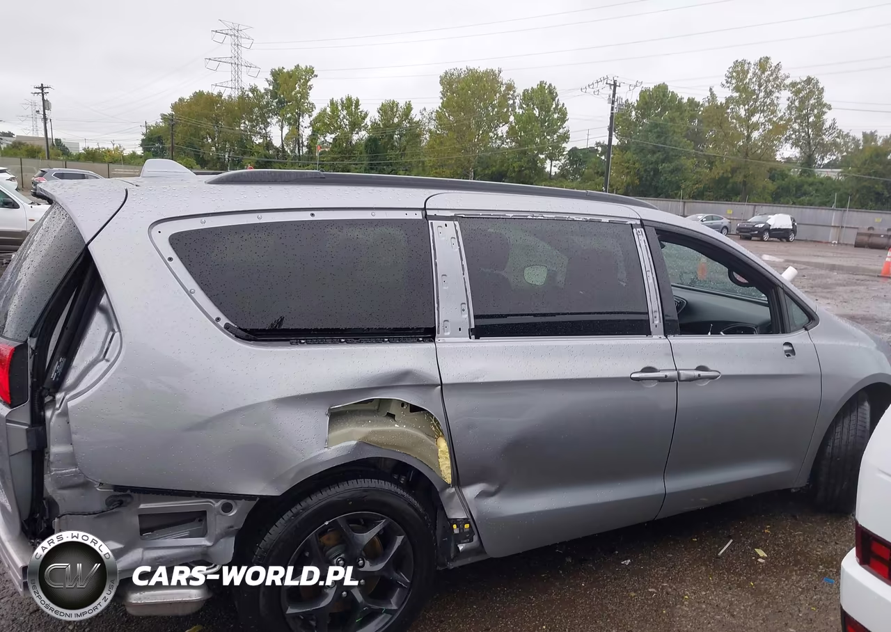 2018 Chrysler Pacifica Touring L VIN:2C4RC1BG4JR258642 - 14