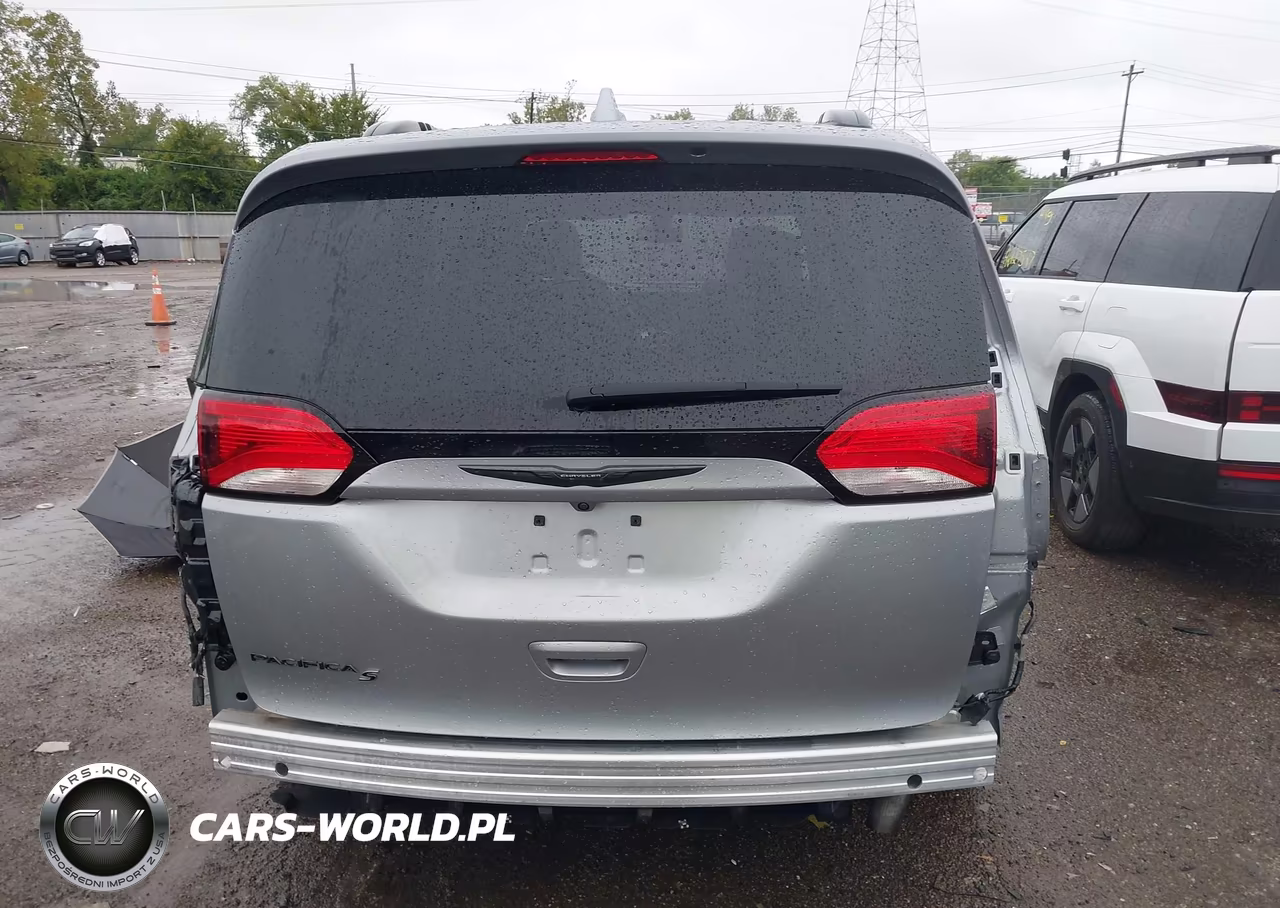 2018 Chrysler Pacifica Touring L VIN:2C4RC1BG4JR258642 - 17