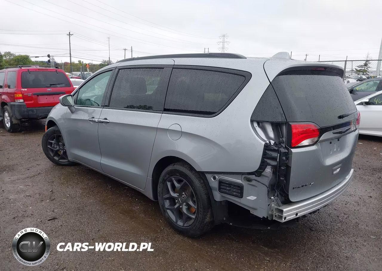 2018 Chrysler Pacifica Touring L VIN:2C4RC1BG4JR258642 - 3