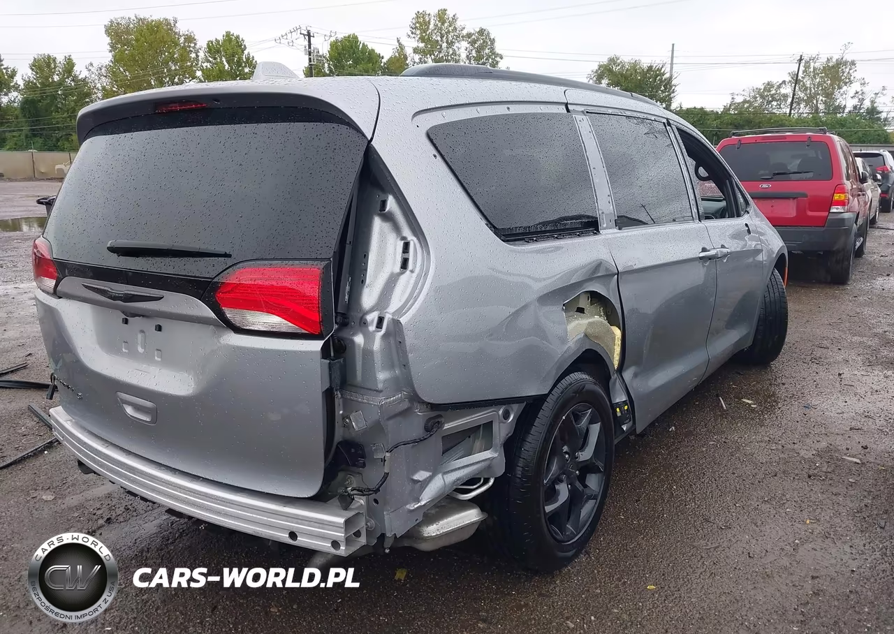 2018 Chrysler Pacifica Touring L VIN:2C4RC1BG4JR258642 - 4