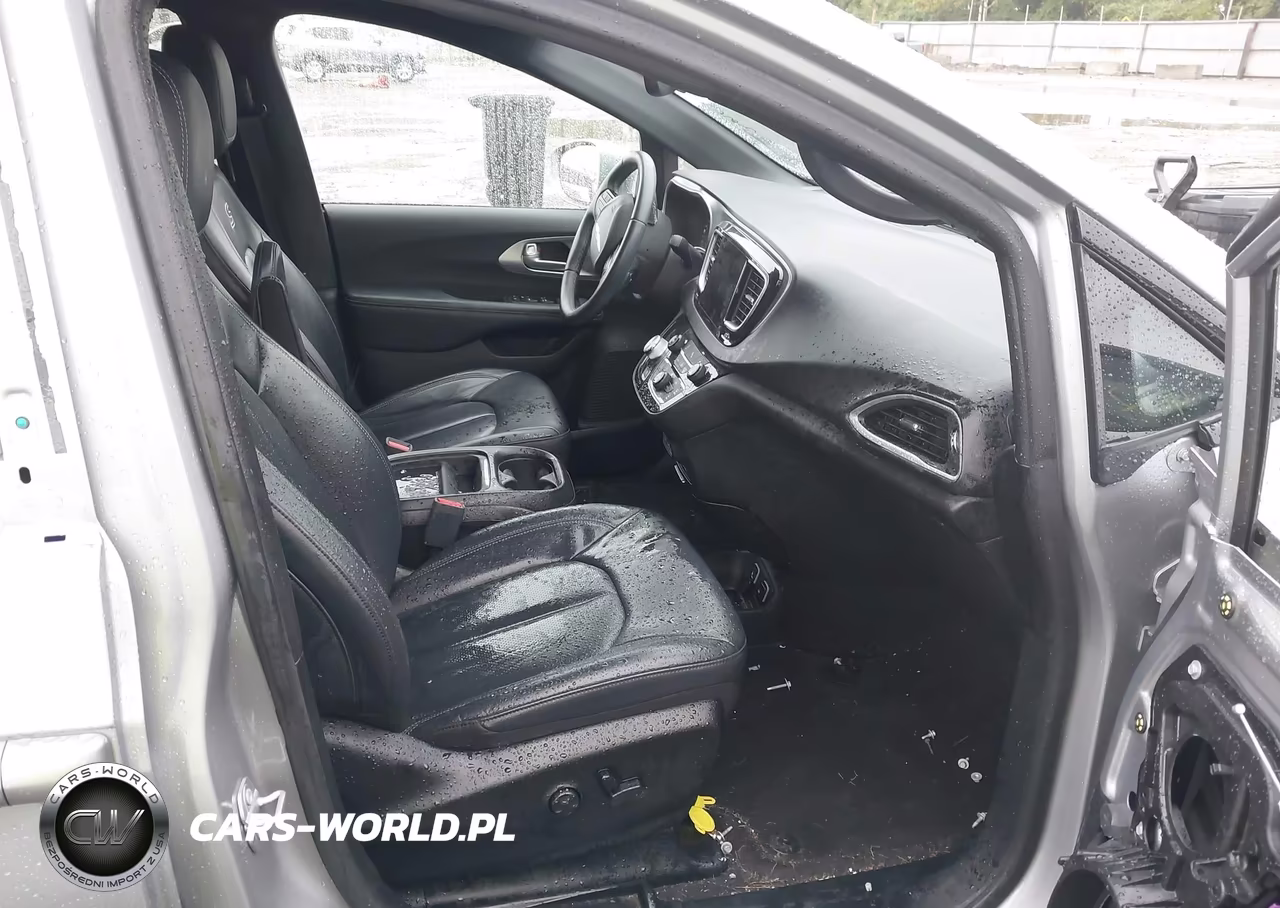 2018 Chrysler Pacifica Touring L VIN:2C4RC1BG4JR258642 - 5