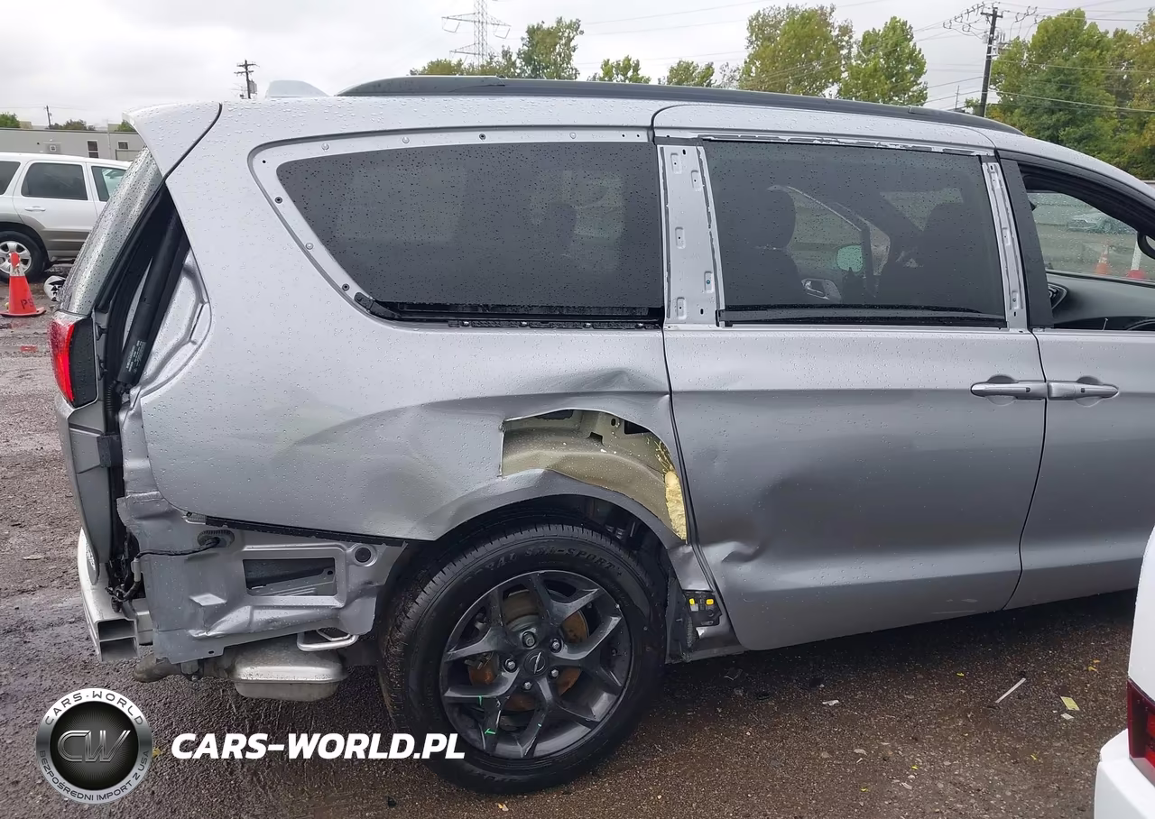 2018 Chrysler Pacifica Touring L VIN:2C4RC1BG4JR258642 - 6