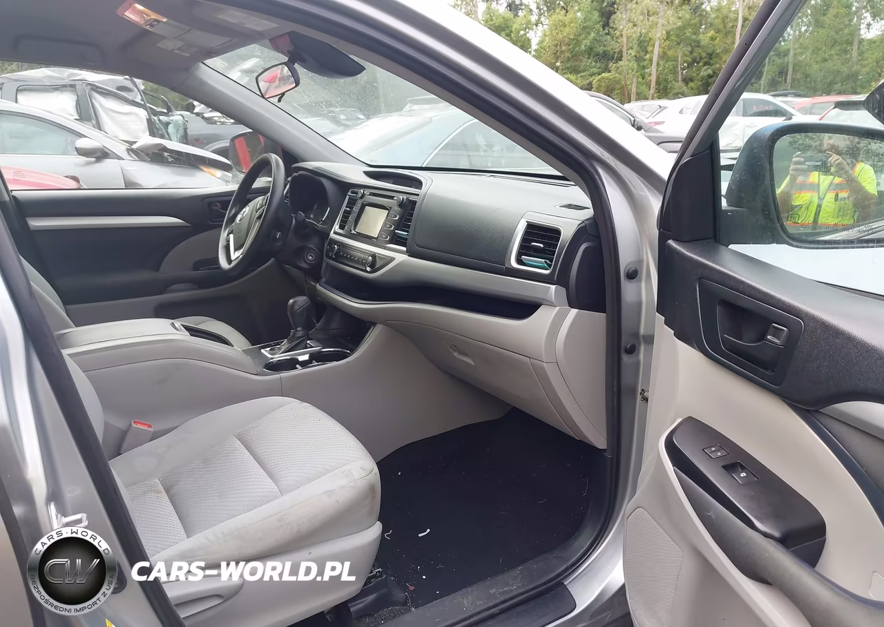2018 Toyota Highlander Le VIN:5TDZARFHXJS038632 - 5