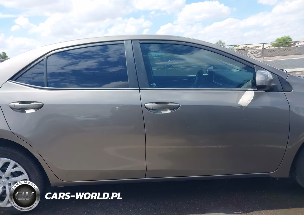 2018 Toyota Corolla Le VIN:2T1BURHE1JC974059 - 13