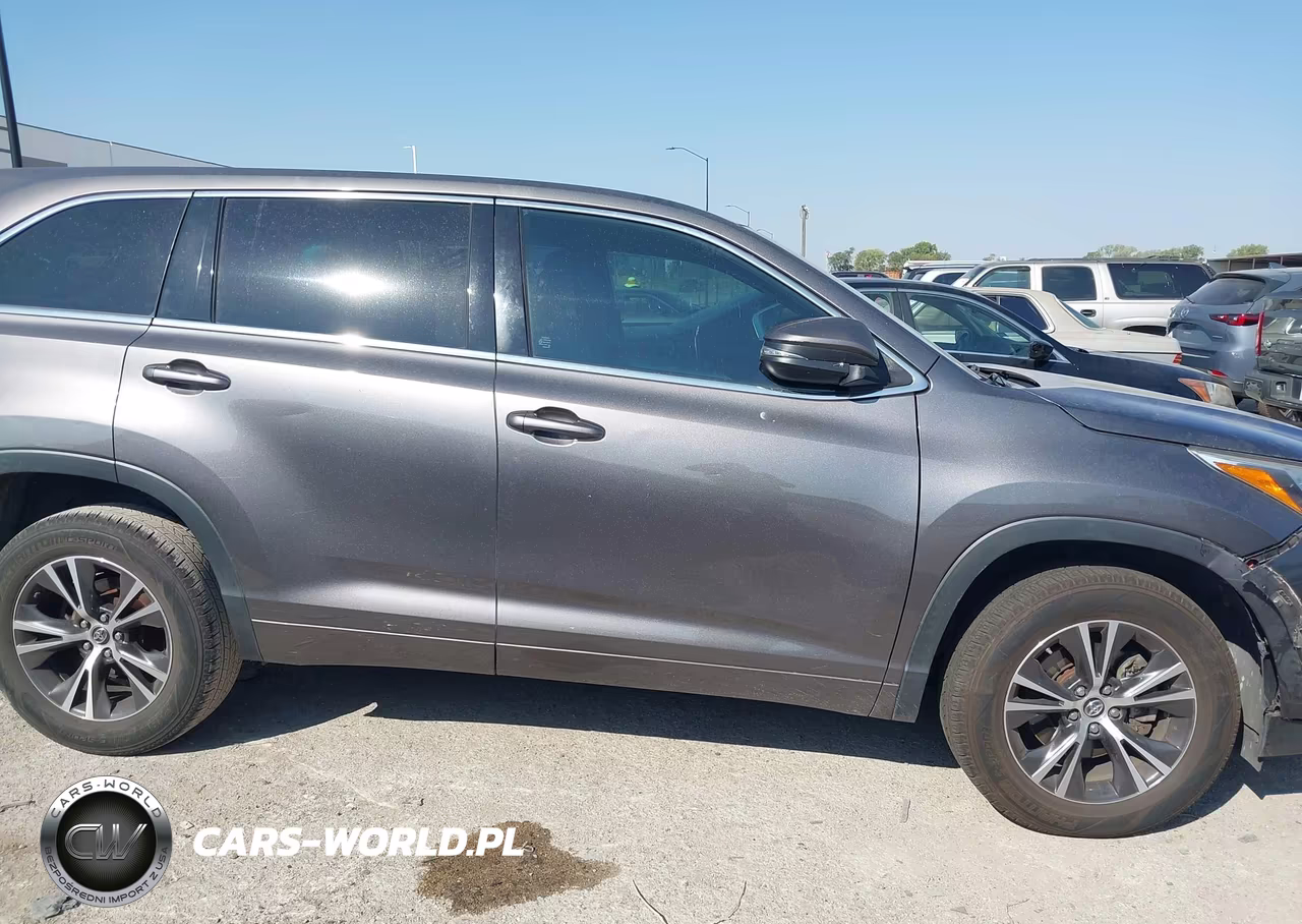 2018 Toyota Highlander Le VIN:5TDZARFH3JS035412 - 13