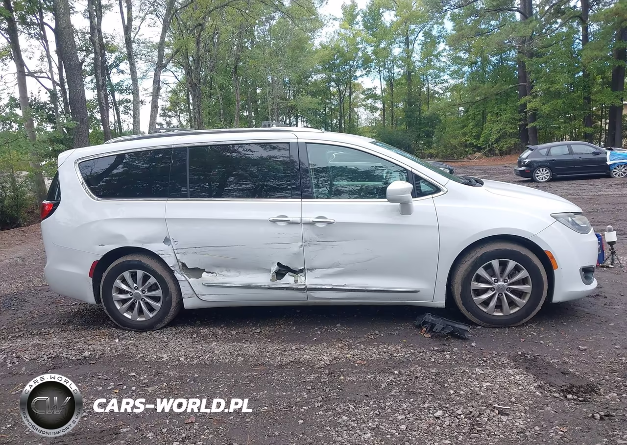 2019 Chrysler Pacifica Touring L VIN:2C4RC1BG5KR561446 - 13