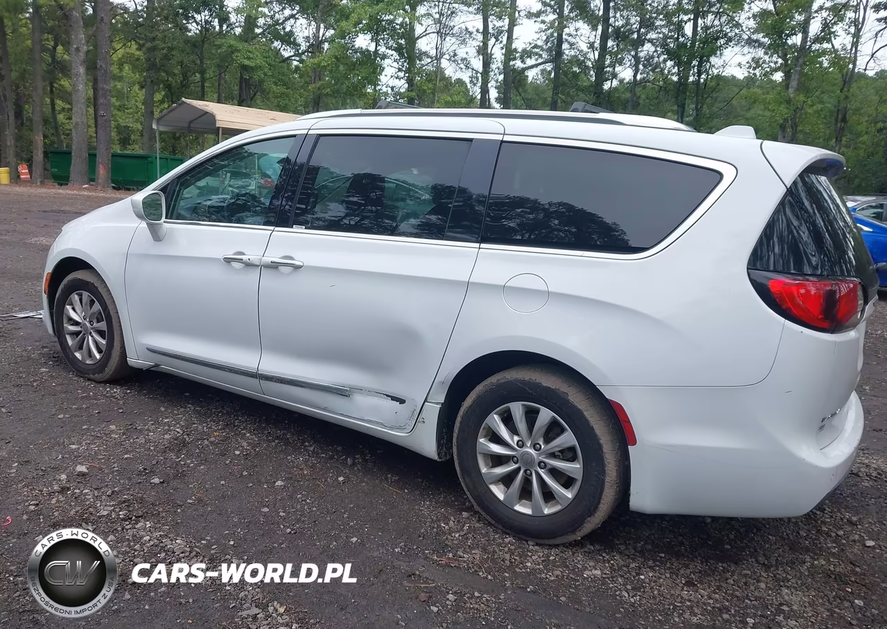 2019 Chrysler Pacifica Touring L VIN:2C4RC1BG5KR561446 - 3