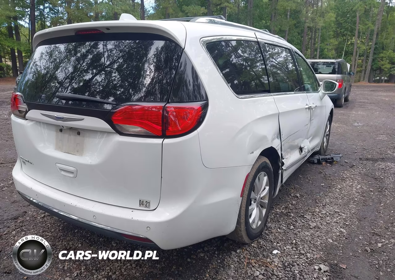 2019 Chrysler Pacifica Touring L VIN:2C4RC1BG5KR561446 - 4