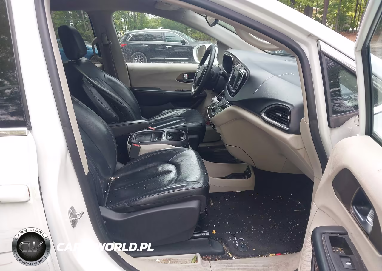 2019 Chrysler Pacifica Touring L VIN:2C4RC1BG5KR561446 - 5