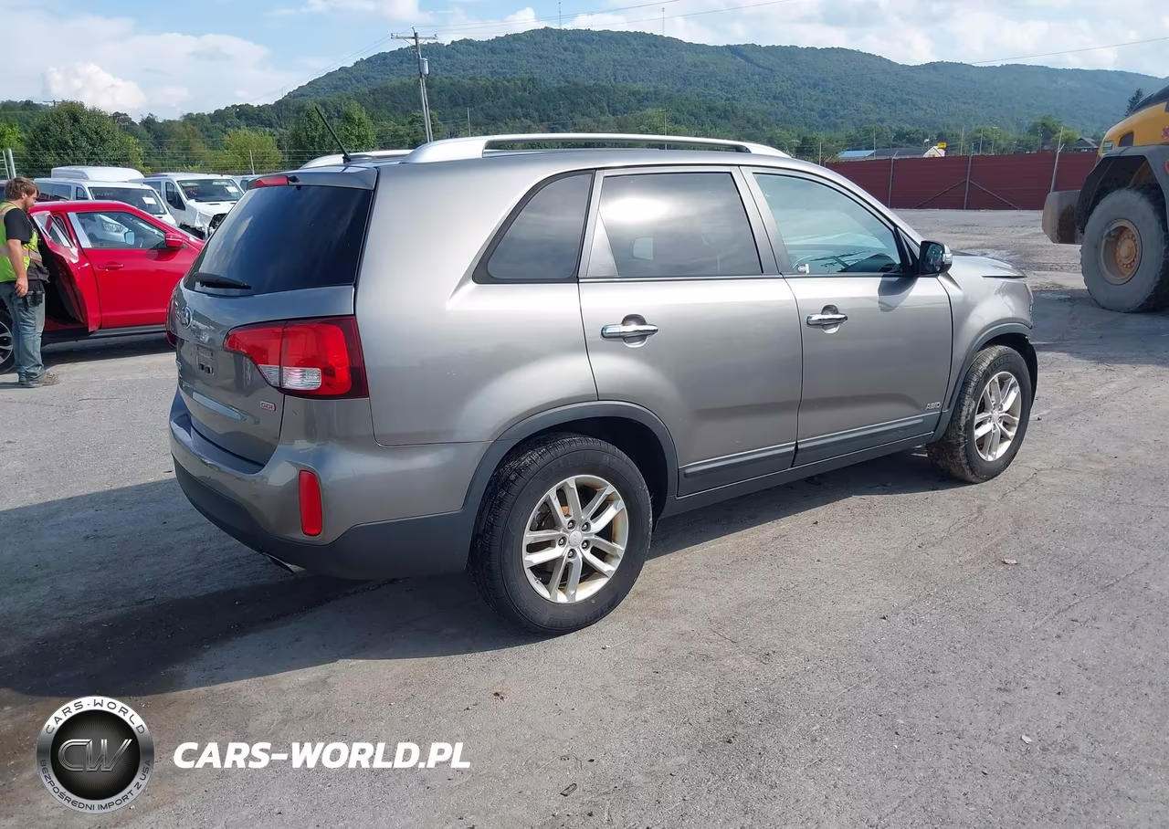 2015 Kia Sorento Lx VIN:5XYKTCA65FG585956 - 4