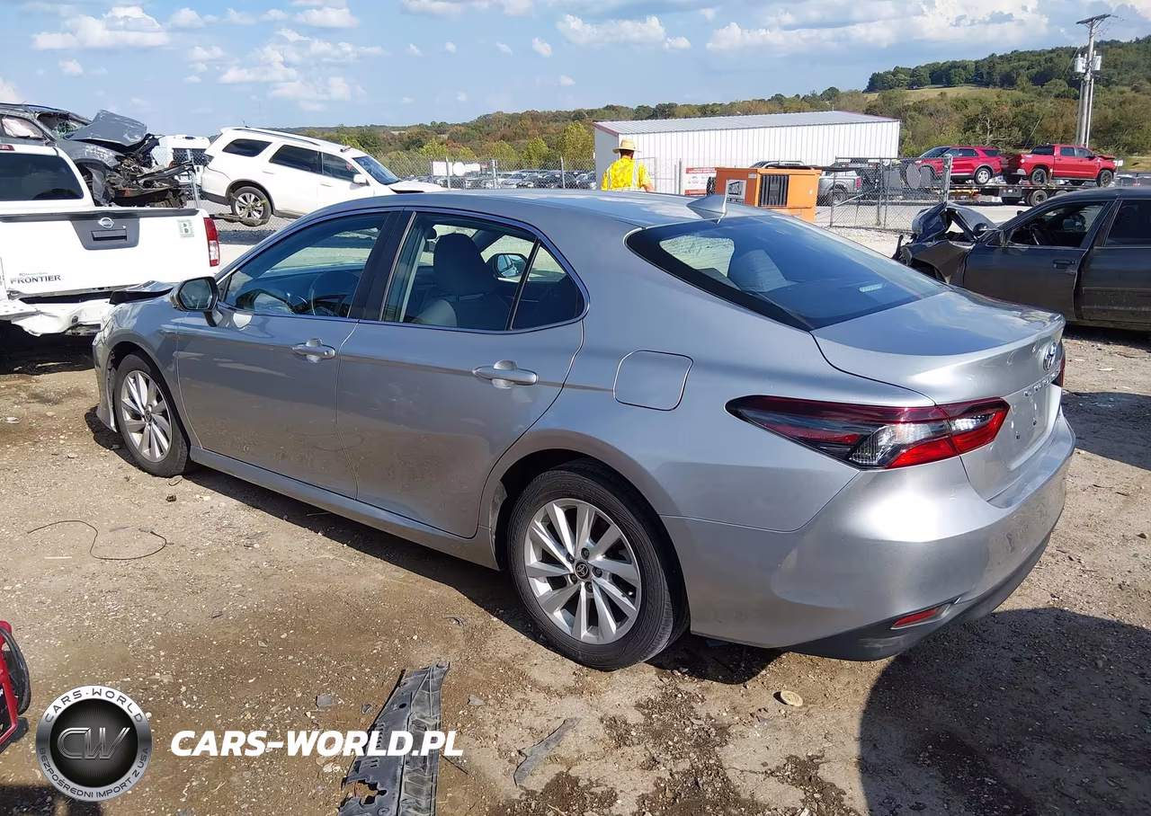2021 Toyota Camry Le VIN:4T1C11AK7MU572743 - 3