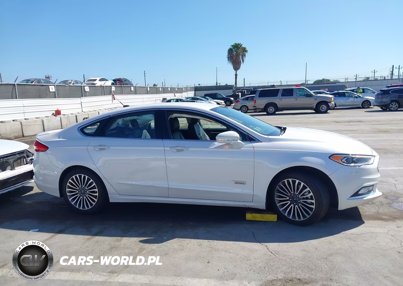 2018 Ford Fusion Energi Titanium VIN:3FA6P0SU1JR110472 - 13