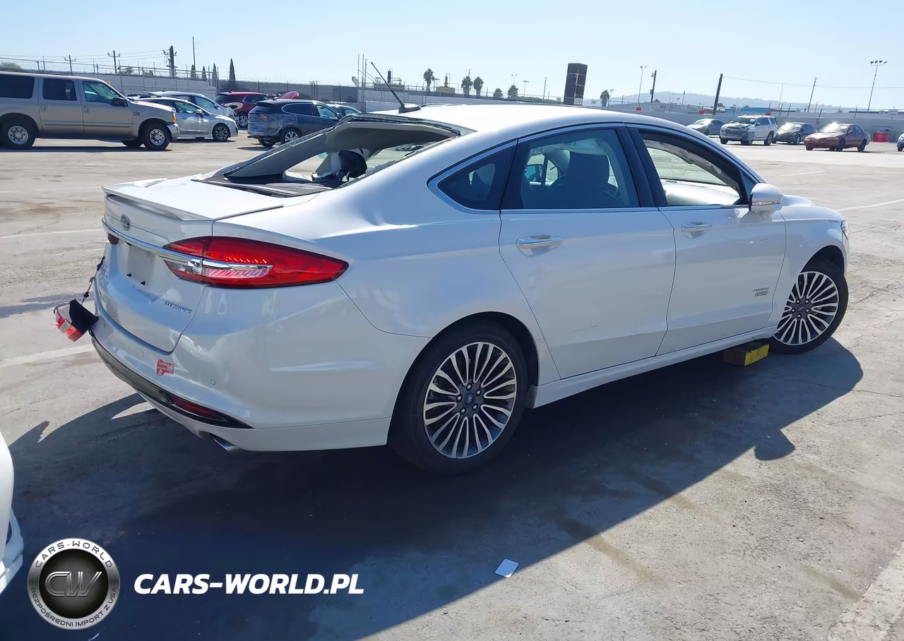 2018 Ford Fusion Energi Titanium VIN:3FA6P0SU1JR110472 - 4