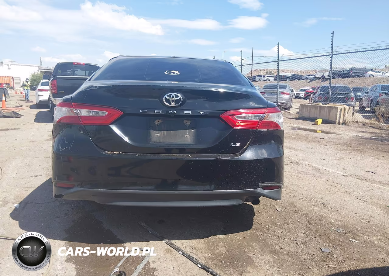 2019 Toyota Camry Le VIN:4T1B11HK9KU706294 - 17