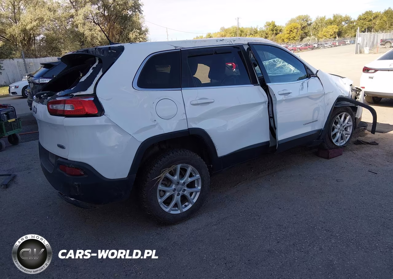 2015 Jeep Cherokee Latitude VIN:1C4PJMCS6FW612970 - 4