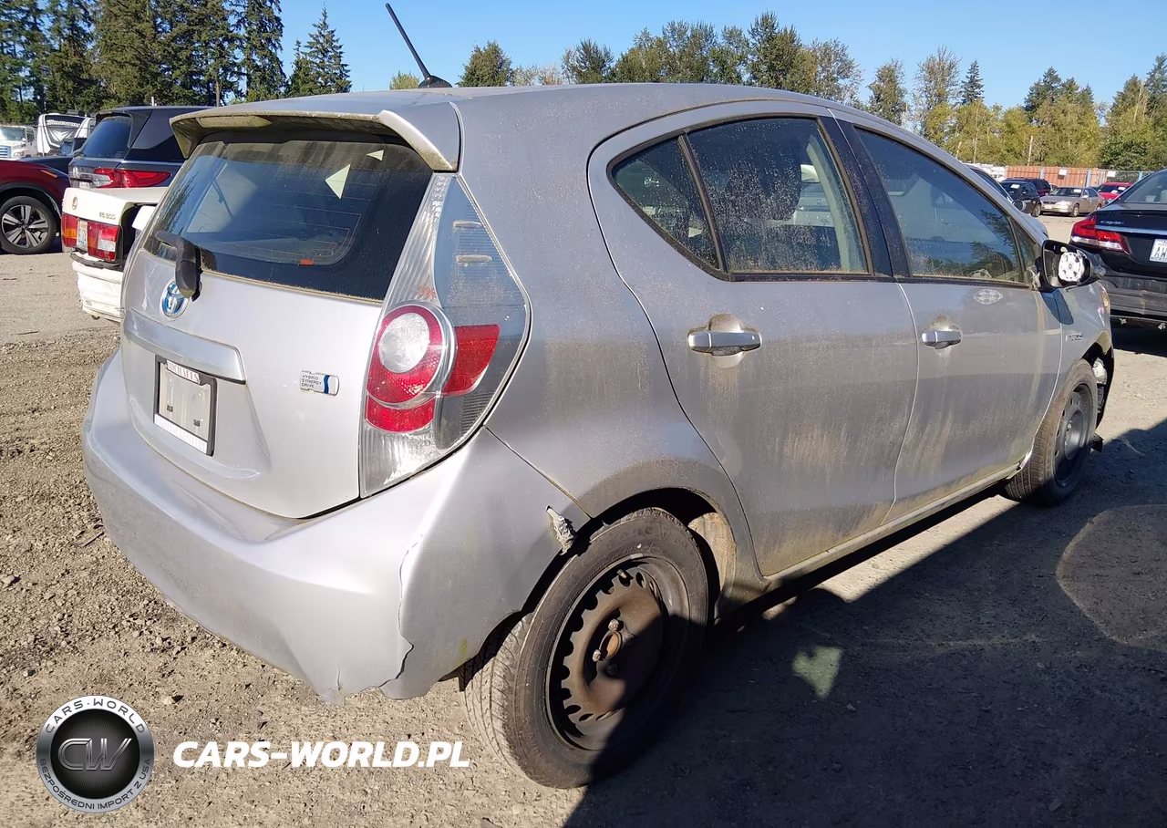 2014 Toyota Prius C Two VIN:JTDKDTB35E1075218 - 4