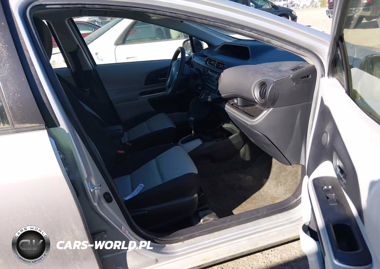 2014 Toyota Prius C Two VIN:JTDKDTB35E1075218 - 5