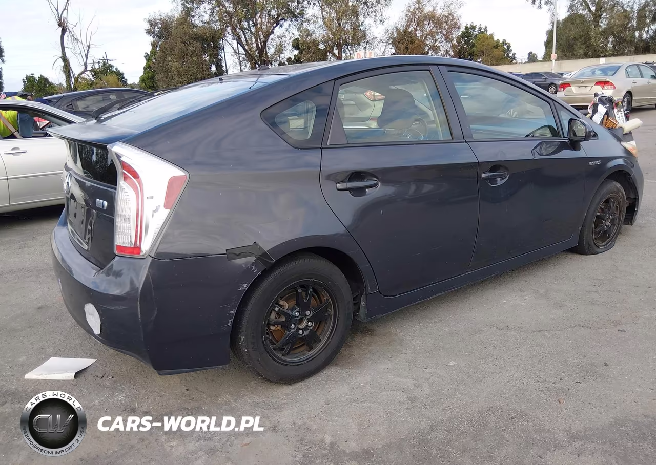 2015 Toyota Prius Two VIN:JTDKN3DU2F0421106 - 4