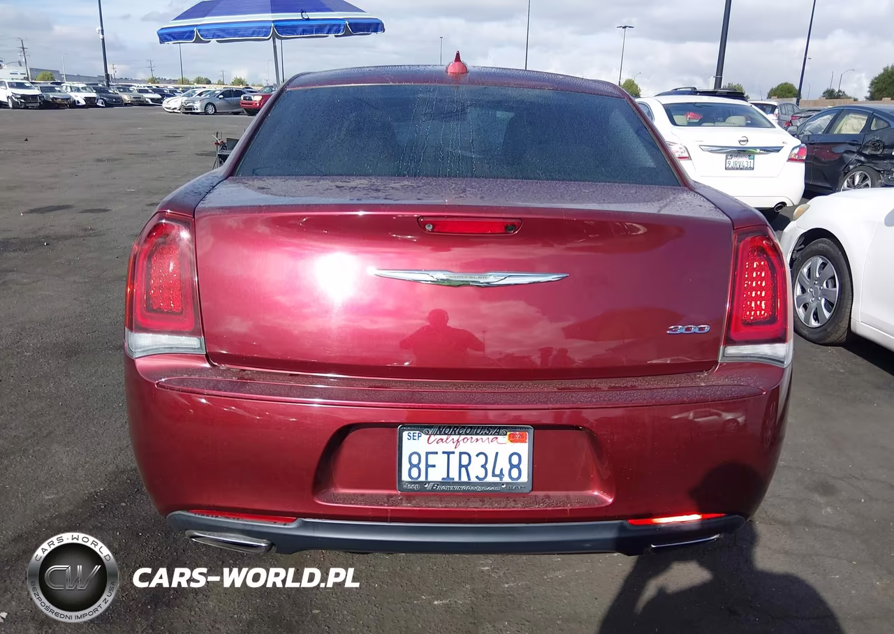 2018 Chrysler 300 Touring VIN:2C3CCAAG3JH320159 - 16