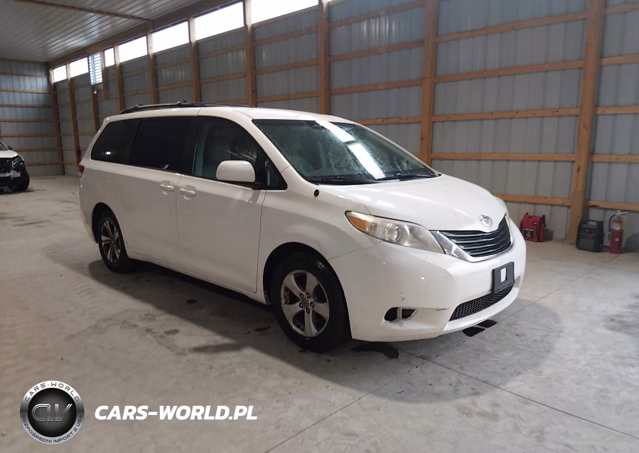 2012 Toyota Sienna Le V6 8 Passenger