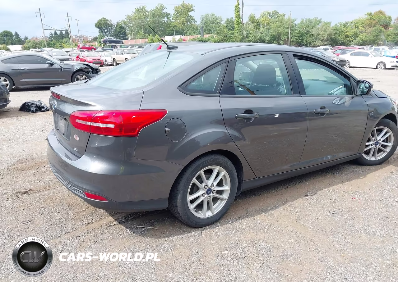 2015 Ford Focus Se VIN:1FADP3F21FL316429 - 4
