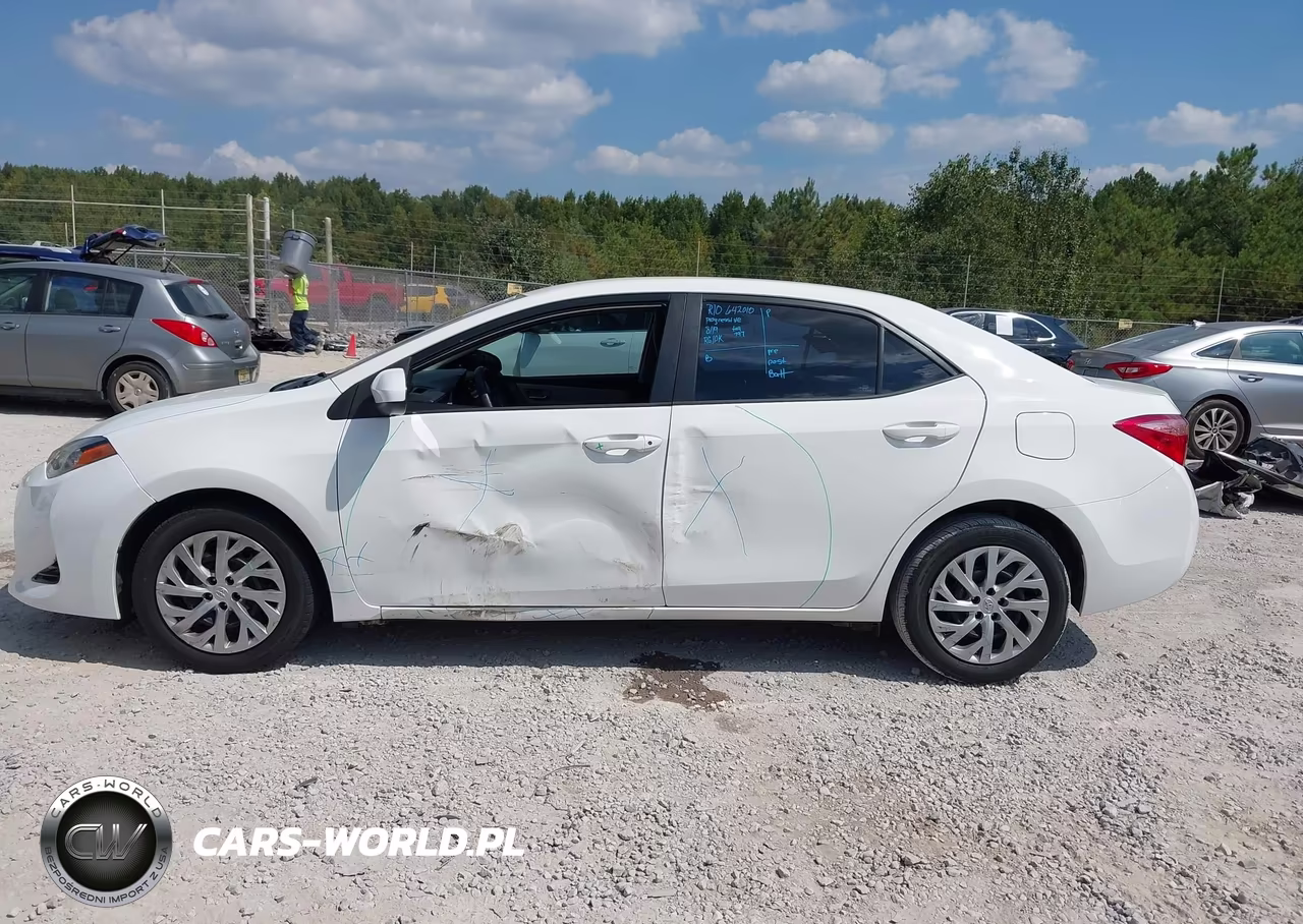 2017 Toyota Corolla Le VIN:5YFBURHE8HP625796 - 14