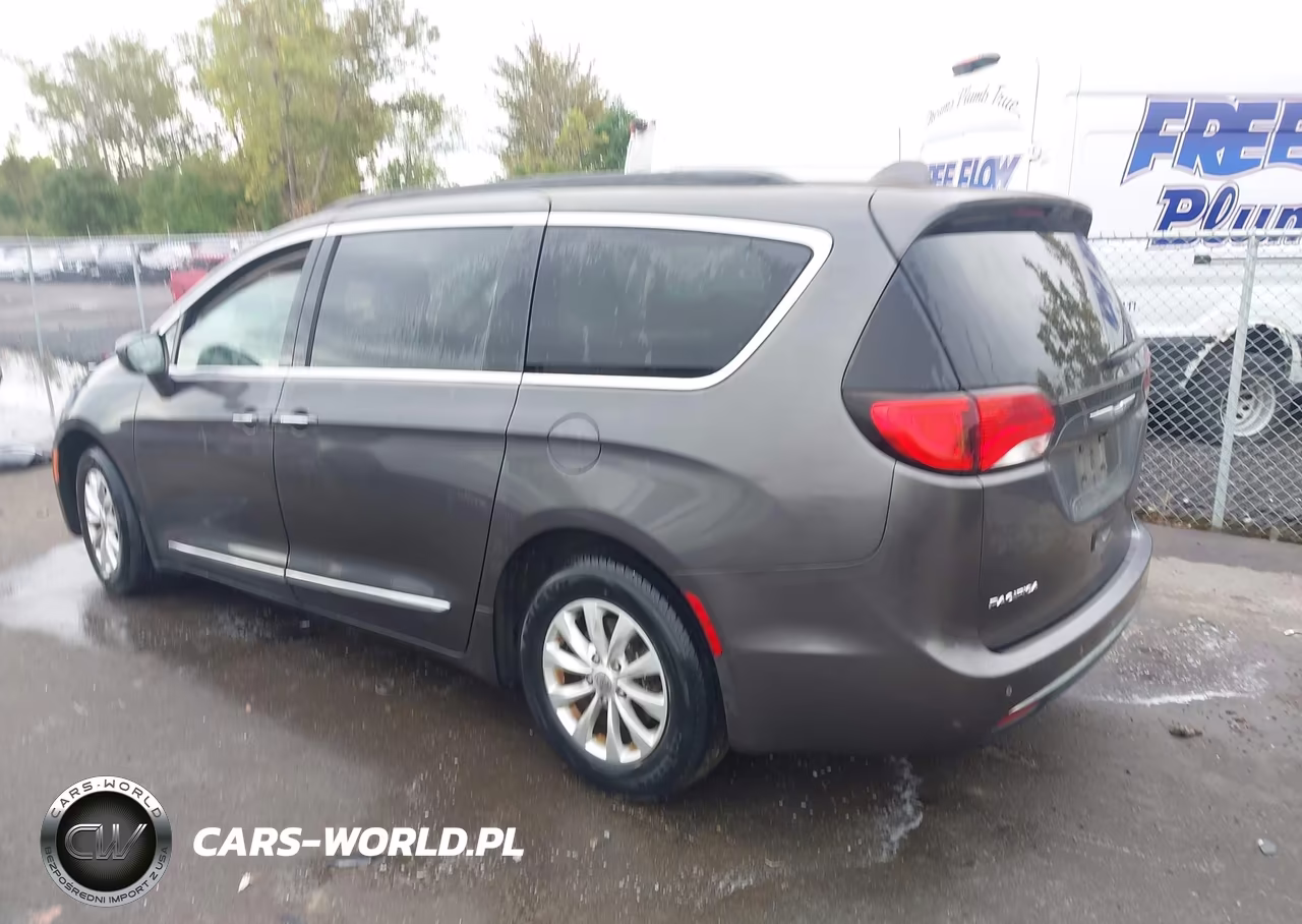 2017 Chrysler Pacifica Touring-L VIN:2C4RC1BG3HR505367 - 3