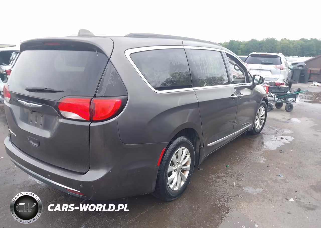 2017 Chrysler Pacifica Touring-L VIN:2C4RC1BG3HR505367 - 4