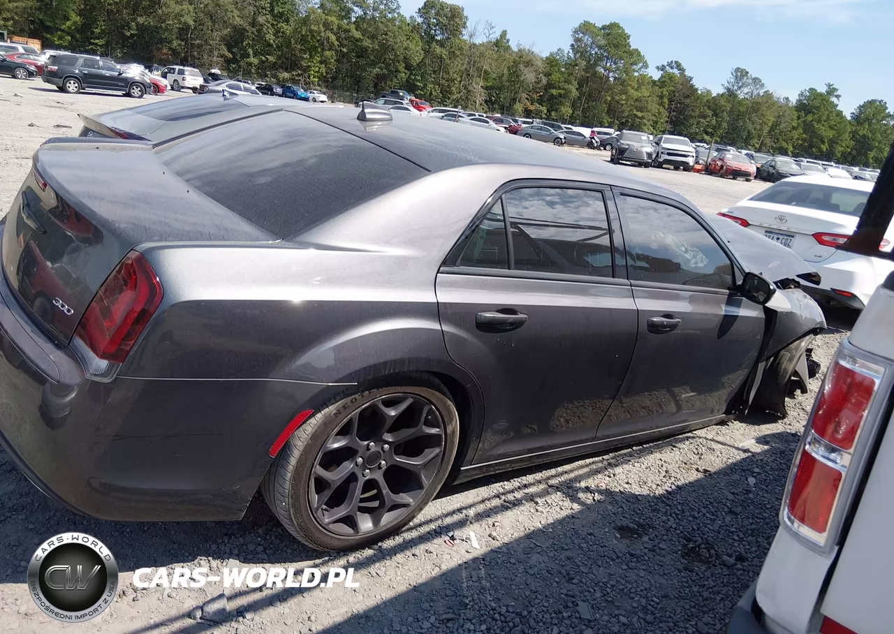 2019 Chrysler 300 Touring VIN:2C3CCAAG9KH728912 - 13
