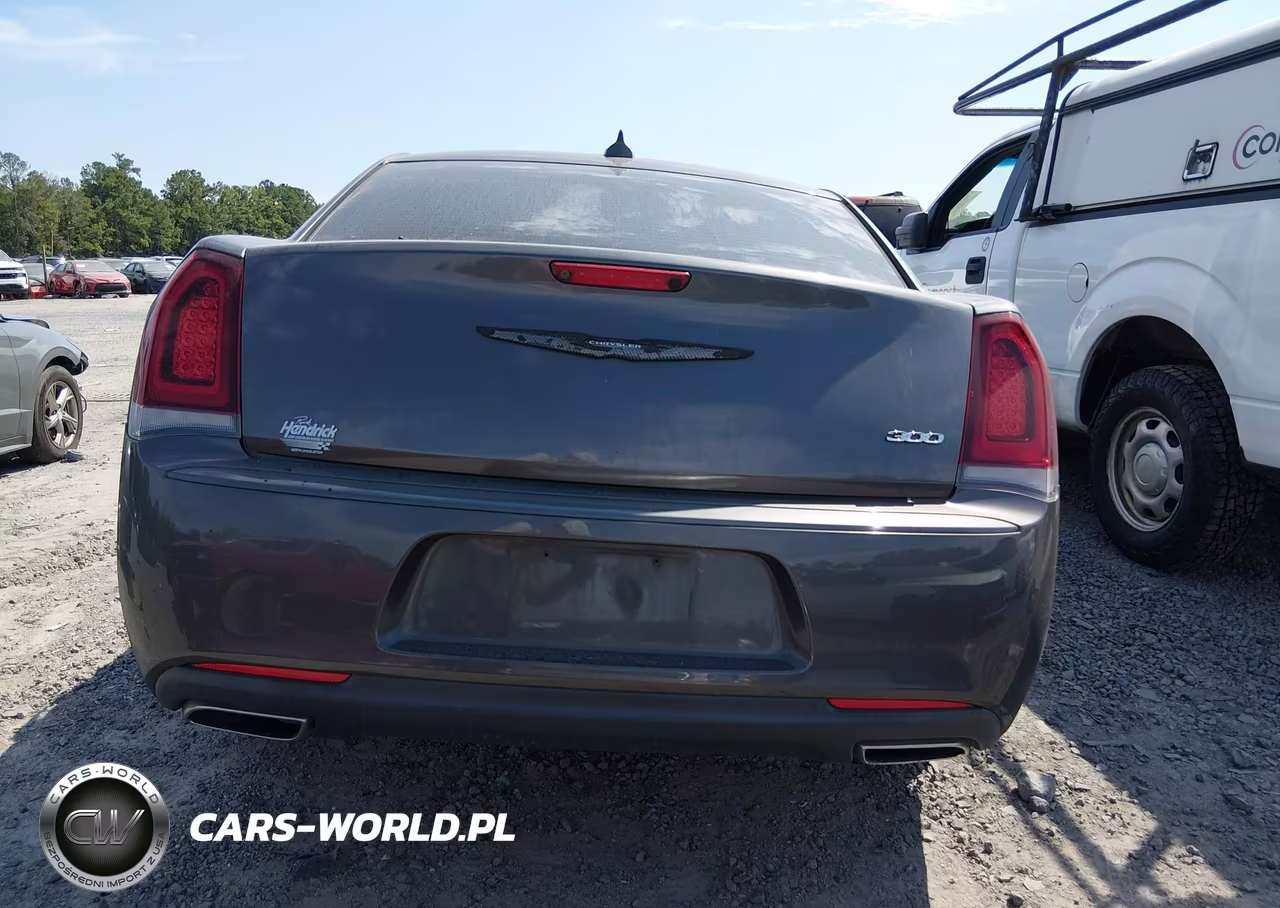 2019 Chrysler 300 Touring VIN:2C3CCAAG9KH728912 - 16