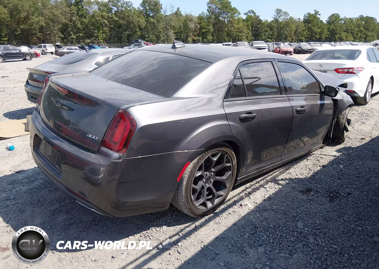 2019 Chrysler 300 Touring VIN:2C3CCAAG9KH728912 - 4