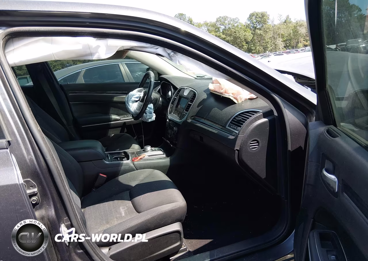 2019 Chrysler 300 Touring VIN:2C3CCAAG9KH728912 - 5