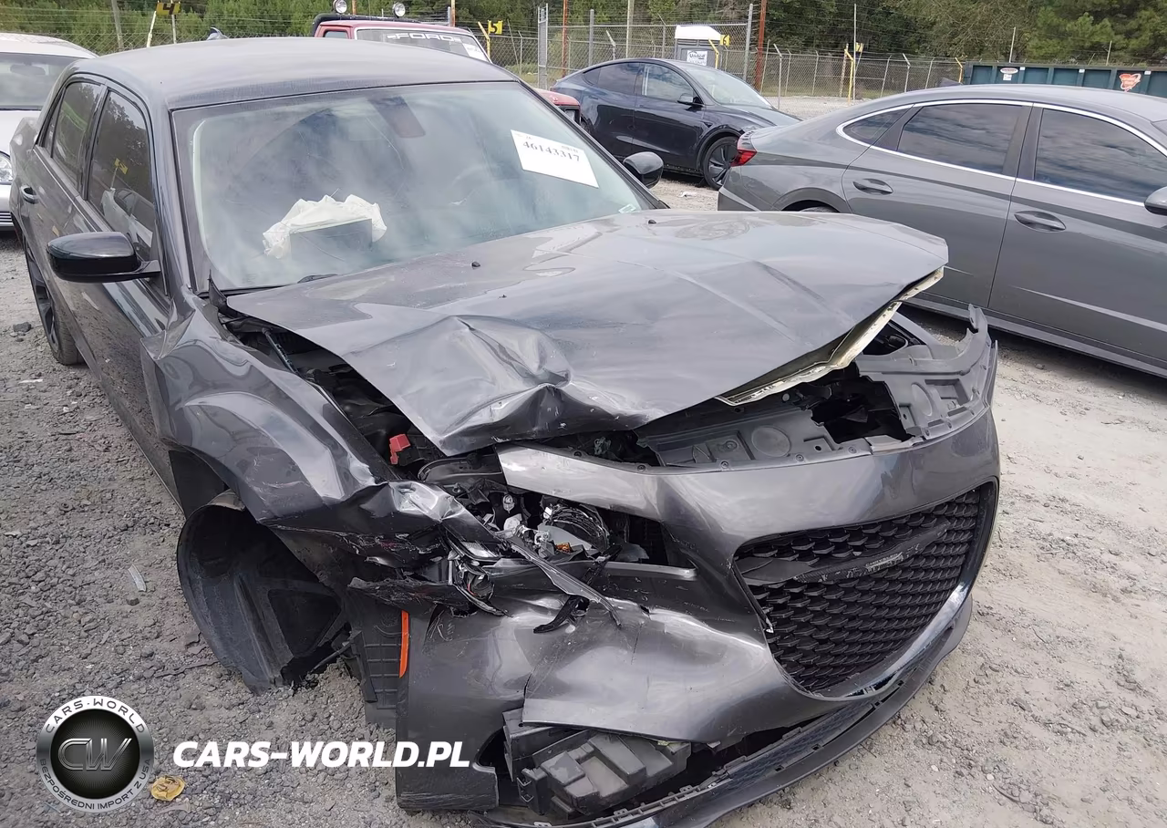 2019 Chrysler 300 Touring VIN:2C3CCAAG9KH728912 - 6