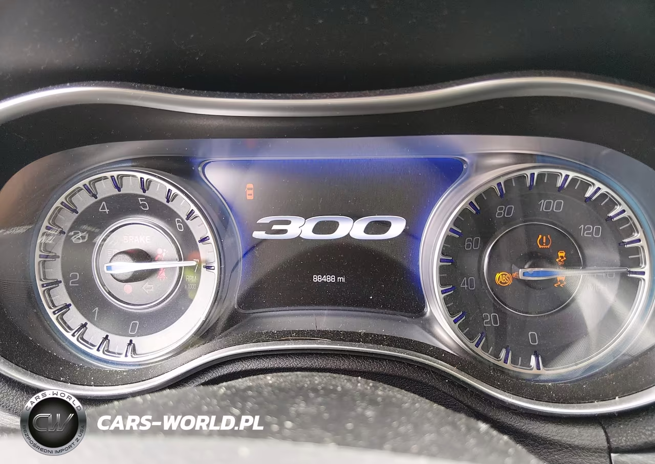 2019 Chrysler 300 Touring VIN:2C3CCAAG9KH728912 - 7