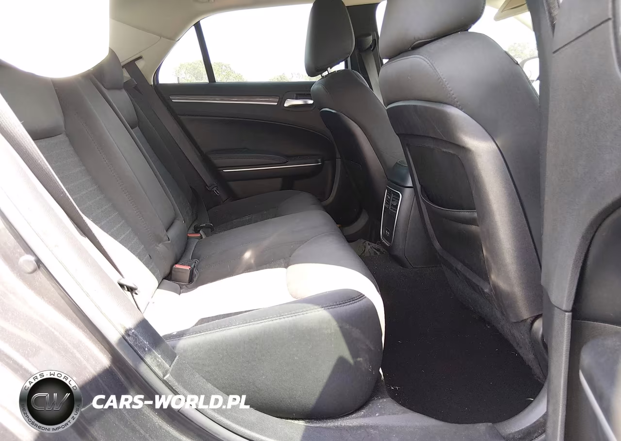 2019 Chrysler 300 Touring VIN:2C3CCAAG9KH728912 - 8