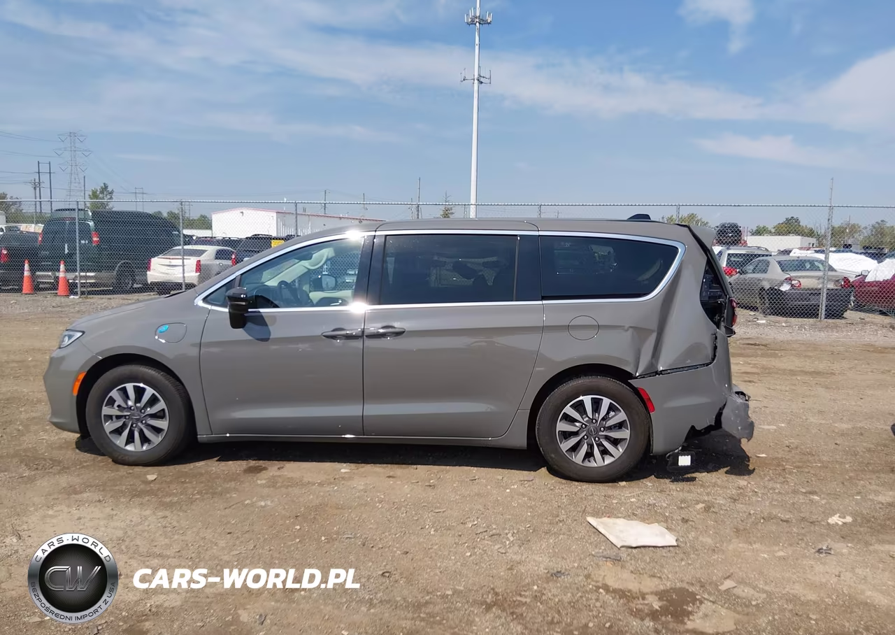 2024 Chrysler Pacifica Hybrid Select VIN:2C4RC1S74RR200140 - 14