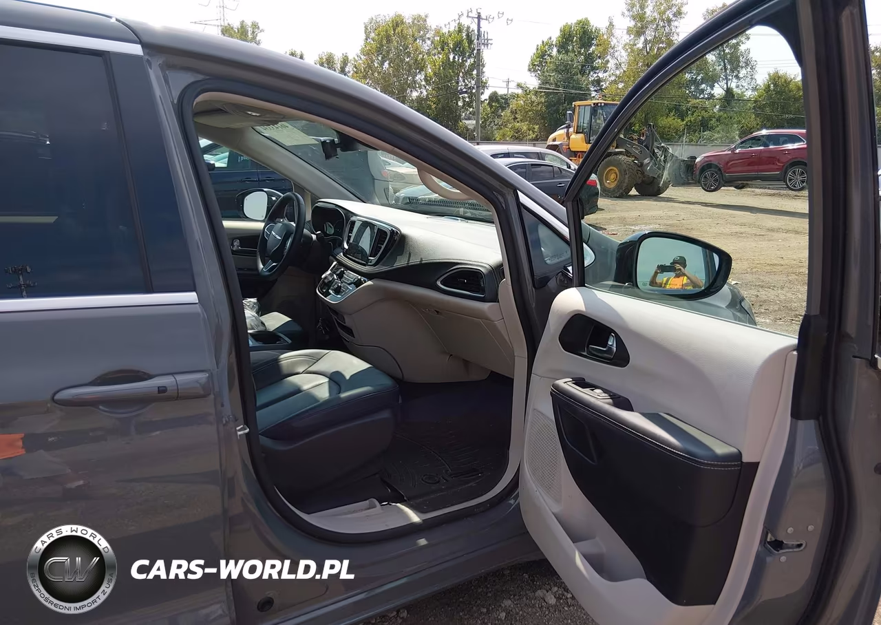 2024 Chrysler Pacifica Hybrid Select VIN:2C4RC1S74RR200140 - 5
