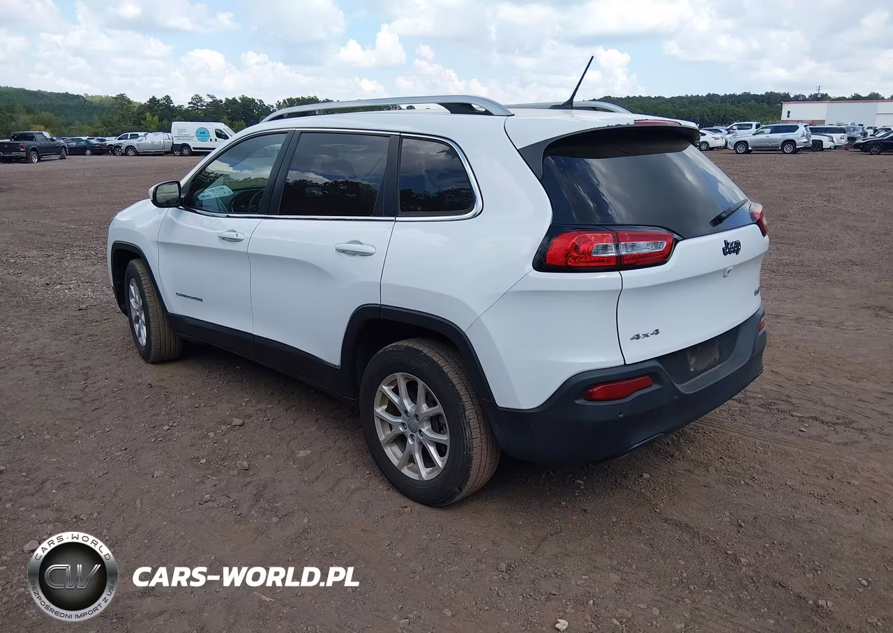 2018 Jeep Cherokee Latitude 4X4 VIN:1C4PJMCBXJD528588 - 3